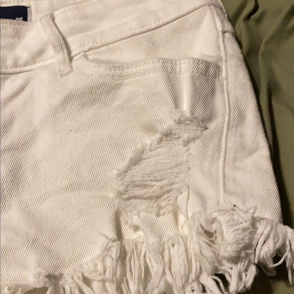 White Frayed Bottom Hollister shorts Size 1 - Picture 2 of 3